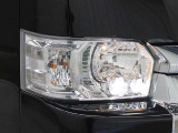省電力に寄与する2連プロジェクター式LEDヘッドランプが装備されています。