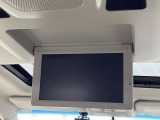【フリップダウンモニター】大画面モニターで後席でもエンタメをお楽しみいただけます。小さなお子様にも大人気の装備です♪