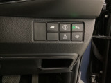 パワーテールゲートの開閉、横滑りを防ぐVSA等のスイッチ類は運転席の右側、手の届きやすい位置にあります。
