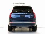 XC90は、使い方の幅を広げる7シーター仕様。洗練された佇まいの中に、高い実用性を秘めています。室内に足を踏み入れば、そこはまさに北欧のリビングルーム。落ち着きある明るい雰囲気をご堪能ください。