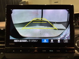 リバースギアに入れるだけで後方の表示へ切り替わります。夜間や雨の日の駐車も楽になりますよ。