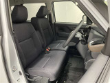 ベンチシートは、背もたれと座面が広く開放的です。また、助手席から運転席に移動がスムーズに行えます。