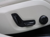 【運転席パワーシート】リクライニングからシートリフターまで、スイッチ一つで簡単にシートの微調整が可能!自分に最適なシートポジションにセットして、快適なドライブをお楽しみください。