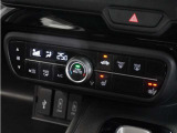 【オートエアコン】温度を設定すれば自動で快適な車内温度を保ちます。エアコン内部の高性能脱臭フィルターで車内のアレルゲンや花粉を除去。