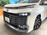 【三眼LEDヘッドライト】スタイリッシュな見た目の三眼LEDヘッドライトを装備♪スタイルだけでなく、夜間の走行も視界良好で安心してお乗りいただけます。