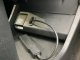 アクセサリーソケットはUSBのアダプターなどをつければ、スマホの充電にも使えます。周辺には物が置けるトレーがついています。