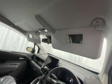 運転席・助手席にはバニティミラー付き♪身だしなみチェックできますよ(^^♪
