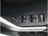 【パワーウインドゥマスタースイッチ】運転席より助手席やリヤドアガラスの開閉が出来るので便利ですね!運転席以外のウインドロック機能も付いています。