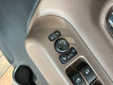 狭い駐車場で便利な電動格納ドアミラーが付いています。