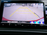 バックカメラの画像です。ガイドラインがスムースな車庫入れをサポートいたします。車庫入れの安心感がアップしますね。