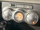 【オートエアコン】一度お好みの温度に設定すれば、車内の温度を検知し風量や温度を自動で調整。暑い&hellip;寒い&hellip;と何度もスイッチ操作をする必要はありません。快適な車内空間には必須の機能ですね♪