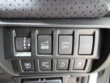 運転席から手の届きやすい位置に、パワーテールゲートの開閉スイッチ等がコンパクトにまとめられています。