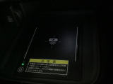 対応スマホを置くだけで、ワイヤレスで充電可能です。