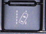 車線逸脱警報装置を装備しております。