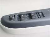 【パワーウインドゥマスタースイッチ】運転席より助手席やリヤドアガラスの開閉が出来るので便利ですね!運転席以外のウインドロック機能も付いています。