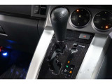 インパネシフトだから視線の移動も少なく足元もスッキリ♪運転席もゆったりしているのでゆとりを持ってドライブできますね!
