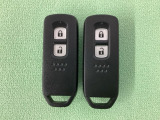 スマートキーを装備しています。鍵を差し込むことなくドアロックの開け閉めと、スタートボタン操作でのエンジンスタートができます。スペアキーも同じものを用意しております。