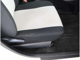 シックな色使いの運転席周りですね。すっきりとしたデザインで上品な色使いです。居心地の良い運転席長く座ってられるリラックスできるデザインがいいですね。