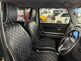 運転席の画像です。足元やシートまわりに余裕があり、リラックスした姿勢で運転が可能です。視界も良好で操作系へのアクセスもしやすく、快適で安心感のあるドライブをサポートします。