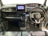 車内は光触媒抗菌消臭施工済です。インパネ周りはスタイリッシュなデザインで機能や装備も充実しています。グローブボックスやカップホルダーのほかにトレーなどたくさんの収納スペースが付いています。