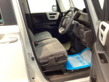 ベンチシートは、運転席と助手席の移動もスムーズ! 狭い駐車場での乗り降りや、お子様の乗り降りにも便利です。