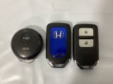 スマートキーを装備しています。鍵を差し込むことなくドアロックの開け閉めと、スタートボタン操作でのエンジンスタートができます。加えて、純正リモコンエンジンスターター用の操作キーもついています。