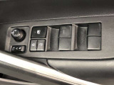 パワーウィンドのスイッチです。運転席に座りながら、助手席や後席の窓を開け閉めできるので大変便利ですよ。