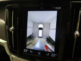 【360&deg;ビューカメラ】4台の高解像度カメラで360度の鳥瞰図を表示。隣の車や壁、死角にある障害物などを画面で確認できるため、狭いスペースでの駐車・出入りも安心です。