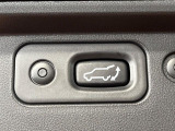 【パワーバックドア】スマートキーや運転席のボタンを押すだけでリアゲートが自動で開閉します!荷物を持っている時や、高い位置にあるバックドアを閉める際に便利な機能です♪
