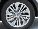 純正18インチアルミホイール。 タイヤサイズは225/55R18