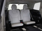 3列目も2座席が独立しており、乗降しやすい環境になっています。3列目シート専用のエアコンユニットも用意しました。