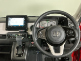 【ハンドル】運転にかかわる様々な操作を安全に行えるように視点移動が少なく操作性に配慮されたスイッチ類が凝縮されたコックピットです。