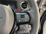 ハンドル右側にはクルーズコントロールのスイッチが装備され運転中の操作も安心して行えます。