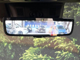 【デジタルインナーミラー】後席の大きな荷物や同乗者で後方が確認しづらい時でも安心!カメラが撮影した車両後方の映像をルームミラー内に表示。クリアな視界で状況の確認が可能です!