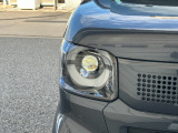 LEDヘッドライト&LEDフォグランプ搭載でしっかり明るく照らしてくれるので、夜間走行や不慣れな道でも安心です。