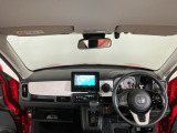 【前方視界】開放的な前方視界!運転がしやすく疲れにくいです♪窓が大きく、見通しがとっても良いおクルマですよ♪