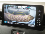 ギヤをRに入れるとナビの画面に後ろの映像が映るリヤカメラ付!後退時の安全確認やコンディションの悪い視界でもカラーバックモニターがドライバーをサポート☆☆☆
