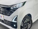 【LEDヘッドライト】悪天候や夜間走行時も良好な視界を確保し安心して運転できる高輝度LEDヘッドライトを装備!点灯速度が早く、消費電力も抑えられています。