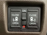 【両側パワースライドドア】両側がパワースライドドアになっており、運転席のスイッチやスマートキーでも開閉が可能です!開口部も広いので乗り降りも楽々♪