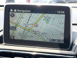 【8インチマツダコネクト】車内の雰囲気にマッチした大型のディスプレイ。スマホ接続でのナビ使用やBluetooth再生等、様々な機能が楽しめます。直感的なダイヤル操作が可能で、使い勝手も良好です。