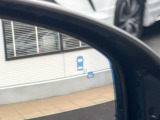 【ブラインドスポットインフォメーション】走行中、ドアミラーの死角になりやすい箇所に後続車が接近するとサイドミラー付近に警告を表示、ドライバーに注意喚起をしてくれます。