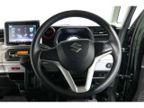 ハンドルの下部がフラットな形状になっているので、メーターなどの視野性が増し運転者にとって快適で安全です。