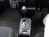 シンプルで操作性の良いフロアシフトです。