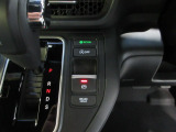インパネシフトだから視線の移動も少なく足元もスッキリ。運転席もゆったりしているのでゆとりを持ってドライブできますね。