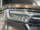 LEDヘッドライトは、点灯の瞬間から最大光量を発揮し、突然暗くなるトンネルなどでの安定感を高めます。
