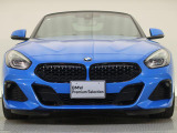 【キドニーグリル】BMWの代名詞。一目見ただけでBMWであると認識できる確固たるアイコンとして存在感を放ちます。
