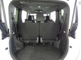 三列目シートは、折りたためますので大きなスペースが出来ちゃいます。キャンプ用品など大きな荷物もばっちり収納可能です♪