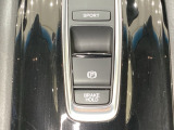セレクトレバーの下に電子制御パーキングブレーキがあります。スイッチひとつで、停車した地点の傾斜などをシステムが検知・判断してブレーキ力を自動的に最適制御し、しっかり停車できるパーキングシステムです。