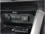 運転席と助手席の間にもUSBポートが付いています!