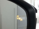 ブラインドスポットモニター装備。隣車線を走る車両を検知。ドアミラーでは確認しにくい後方、側方エリアに存在する車両や急接近してくる車両も検知しドアミラーに搭載されたLEDインジケーターが点灯します。